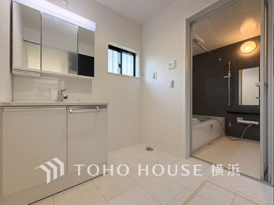 清潔感あふれる洗面室と、落ち着いたデザインのバスルームが快適な毎日をサポートします。