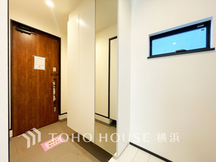 お客様をお迎えする玄関は落ち着いた雰囲気。帰り着くたびに洗練されたテイストの空間に迎えられ誇りと喜びを感じる玄関まわりです。 