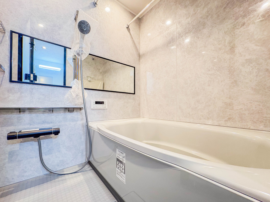 心地よいリラックスを叶える清潔感溢れる美しい空間。快適で機能的なバスルームです。
