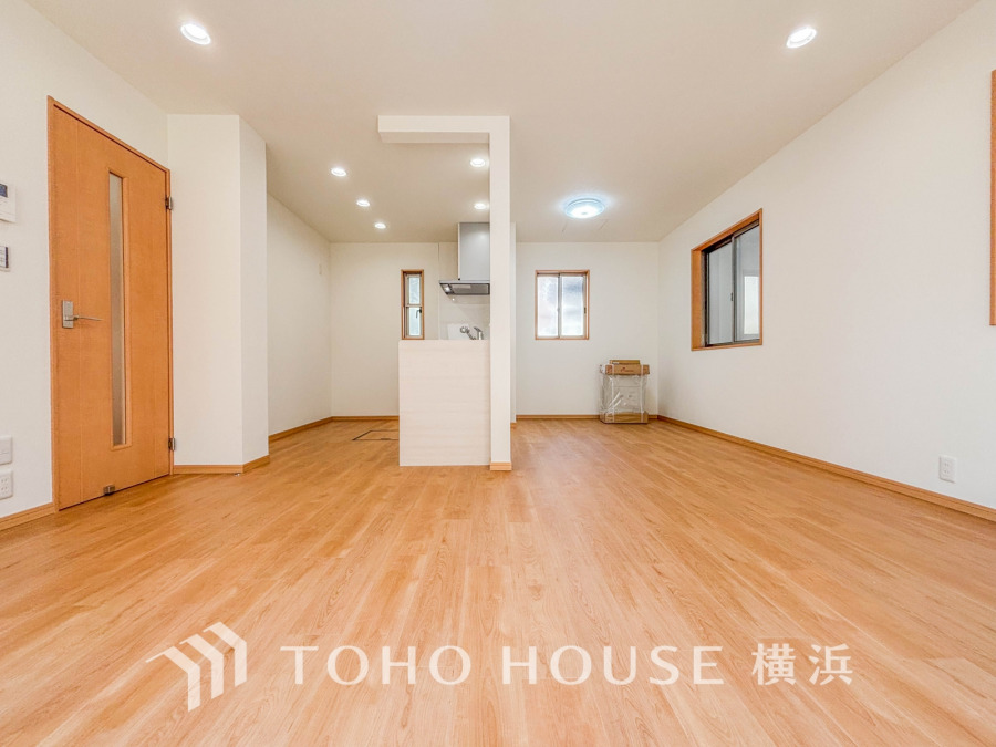 ここにはみんなが集い、食事と楽しい会話が始まる。話に夢中になりすぎて、ついつい時を忘れてしまう。そんな束の間の幸せを感じさせてくれる場所。