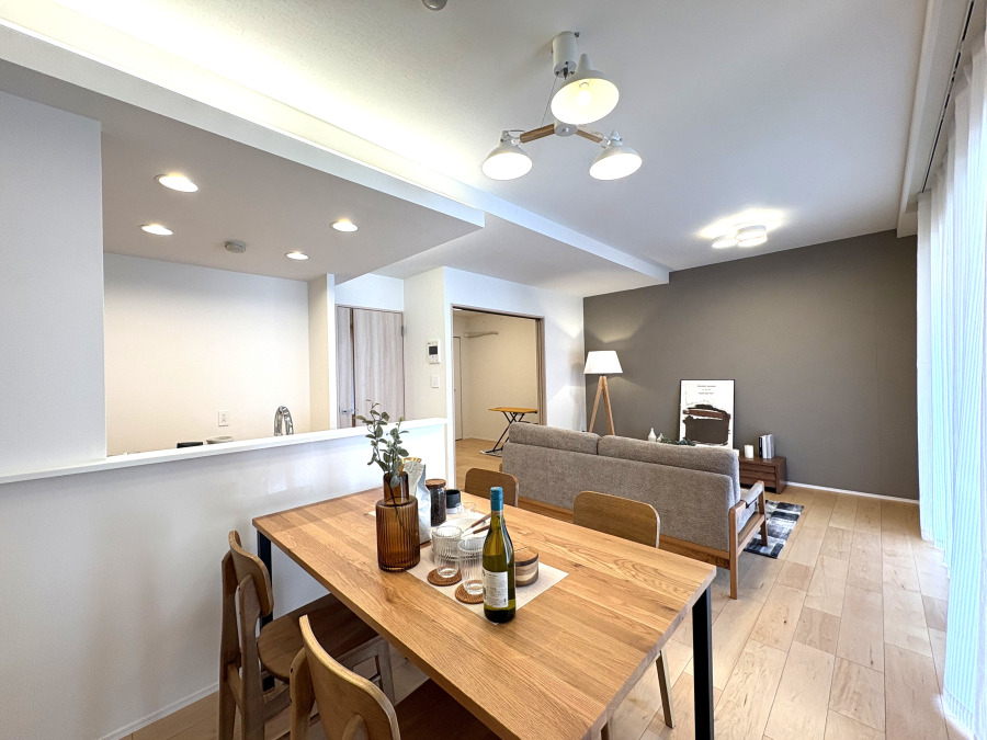 家族と過ごすひと時を溢れる光が優しく包み込むリビングダイニング。家族とともに、心穏やかに過ごすひととき。家族との時間、自分の時間を大切にできる空間がここにあります。