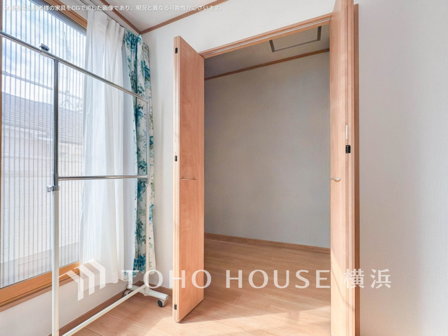 自然光が差し込む明るい室内。シンプルで使いやすいクローゼット付きの洋室です。（居住中のためAIにて装飾品を消しています）