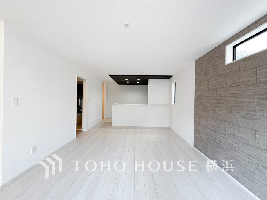 明るく開放的なリビングダイニングは、アクセントウォールが空間に洗練された印象を与えます。