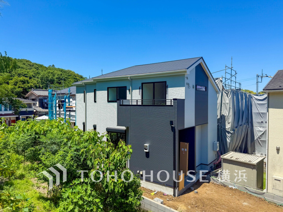 緑豊かな環境に誕生した新築住宅。全室が南に面し、陽当り良好です。