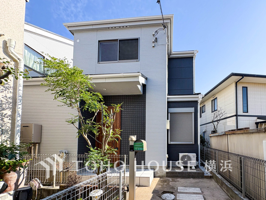 時代の流れに惑わされないシックなカラートーンで街並みに溶け込む外観は、主張し過ぎず、また平凡になり過ぎず絶妙なコントラストで輝きを放ちます。