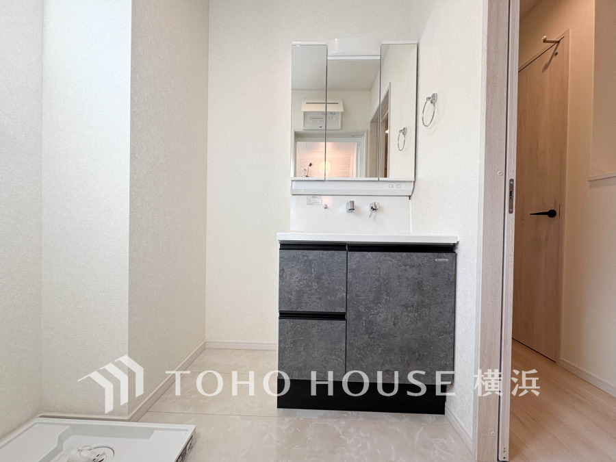 ご家族の1日が始まり、1日の終わりを締めくくる洗面空間。洗濯機を配置しても十分なスペースを確保した設計となっております。