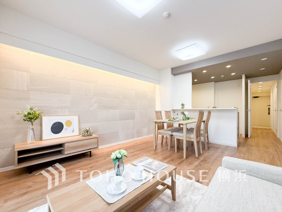 広々としたリビングダイニングは、シックでモダンな内装。落ち着いた雰囲気に包まれて、伸びやかな空間の中で、ゆったりと家族団らんのひとときを過ごせます。