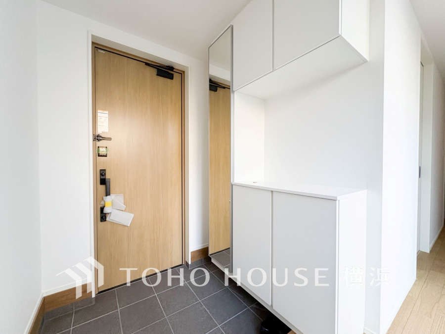 清潔感あふれる玄関は大容量の収納付きで、すっきりとした空間を実現。毎日の出入りが快適です。