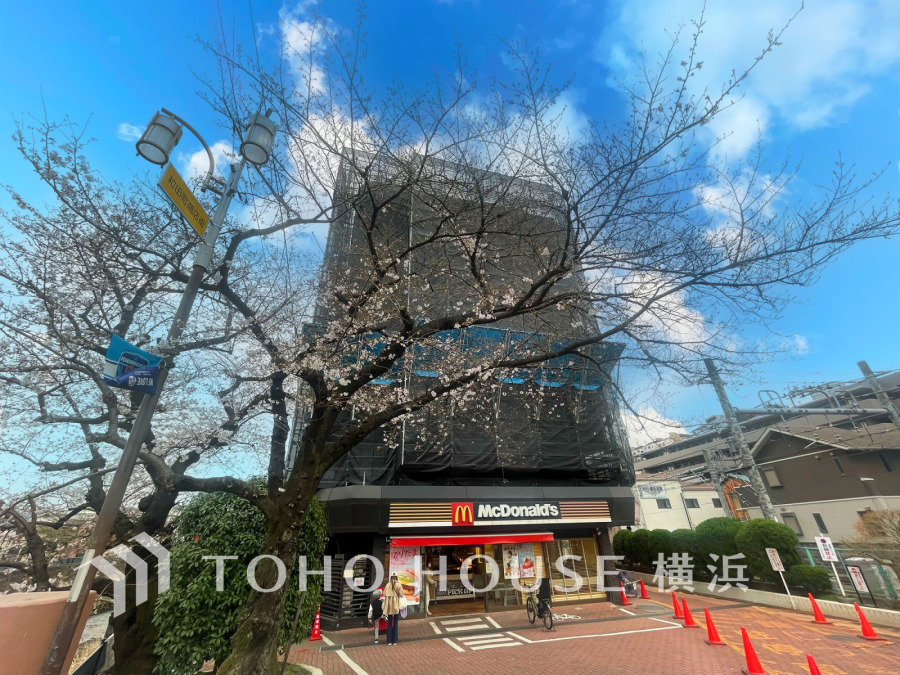 【2026年3月撮影】流行に左右されず、将来に渡って価値が継続する「上質」な佇まい。お洒落な雰囲気や自然の潤い、親しみやすさといった個性を、街に新たな価値をもたらし続ける。