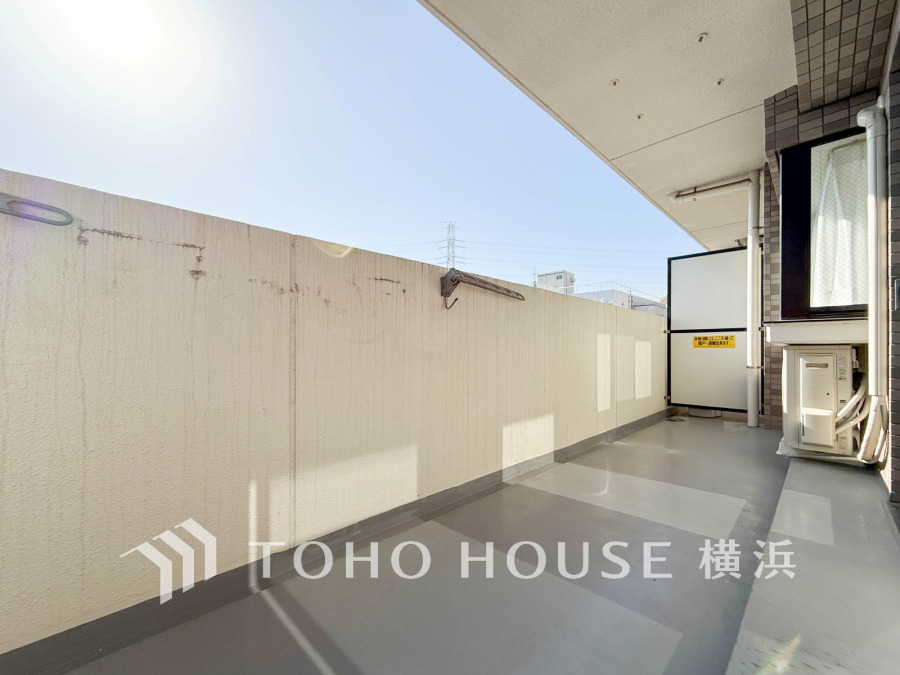 開放感いっぱいの眺望と共に光と風を享受するバルコニー。緑豊かな景観を眺めることができます。