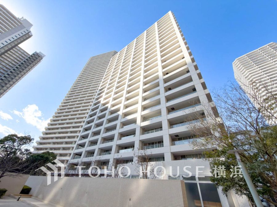 陽射しとともに、少しずつ装いを変える街の景観から、星空が地上に映りこむかのような夜景のきらめきまで、この街ならではの美しい風景とここから紡がれる家族の物語。