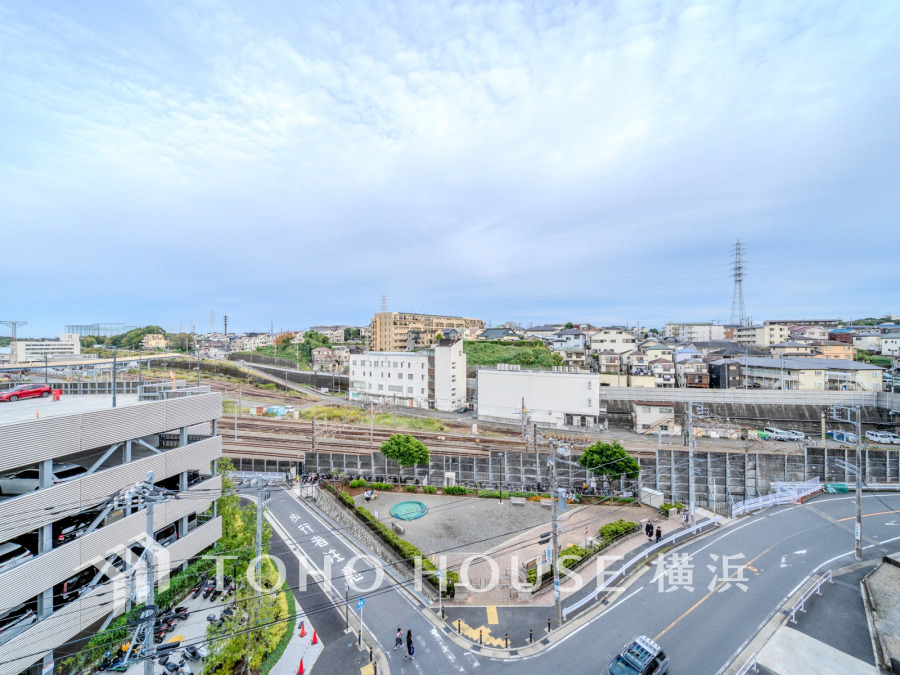 開放感があり、遮るものもなく気持ちのいい景色が広がります。お部屋にも爽やかな風と暖かく柔らかな日差しが差し込み、毎日の暮らしを豊かに彩ります。
