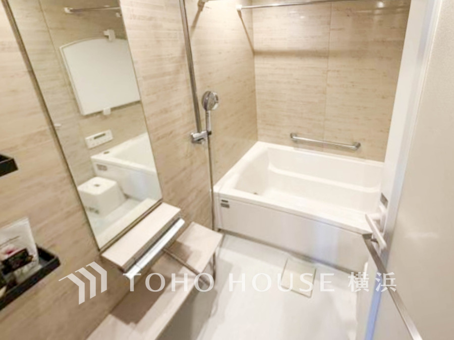 快適な使い心地とゆとりある空間が1日の疲れを解きほぐすバスルーム。空間も浴槽もゆったりのびのび使えるゆとり設計。広く感じるゆとり設計で快適なリラックスタイムを過ごせます。