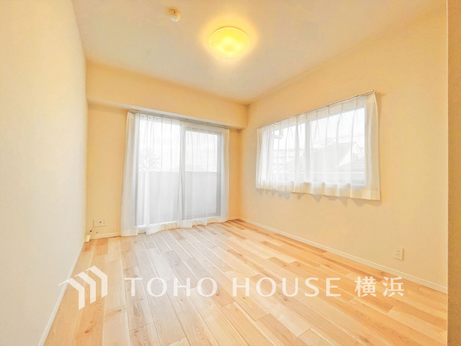 角部屋ならではの２面採光、バルコニーに面した明るい洋室です。