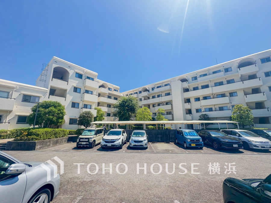 爽やかな青空の下に贅沢なほどに降り注ぐ陽光、豊かな居住性と、クオリティが見事に調和した住空間は、住まうことの喜びを感じさせてくれます。