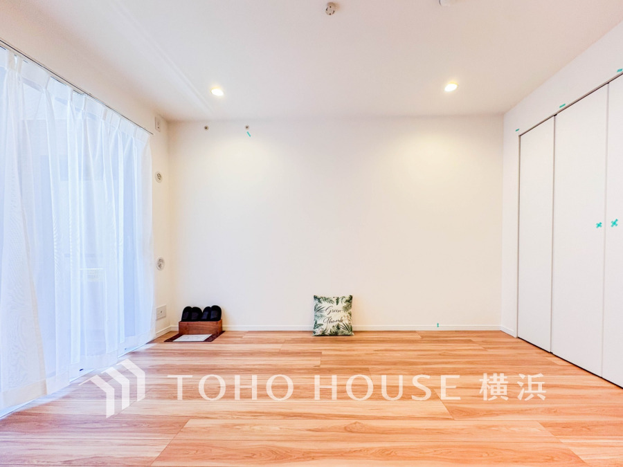 穏やかな風と陽光を導き、プライバシーに配慮された設計プランを採用し、居住性を一段と心地よいものにしています。明るく開放的な空間を演出しております。