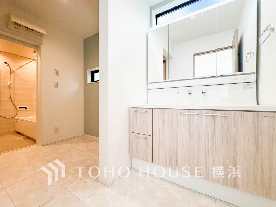 ご家族の1日が始まり、1日の終わりを締めくくる洗面空間。快適に過ごせることはもちろん、気品や優雅さを兼ね備えたパウダールームです。