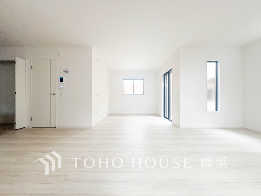 明るい光が差し込む広々としたリビング空間。シンプルで清潔感ある白を基調としたデザインです。