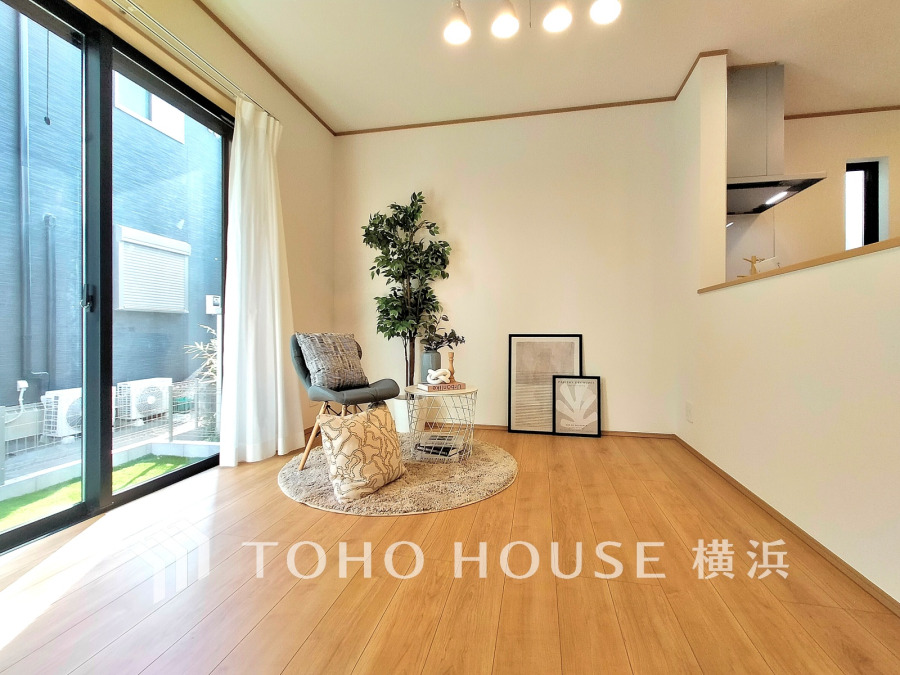 豊かな光が床材を照らしだすひと時、この場所には落ち着きと上質な空気感が流れます。ご家族やお友達との時間など、多くの時を刻む空間。何気なく過ぎる時でさえも上質なひと時となる快適な空間を目指して。