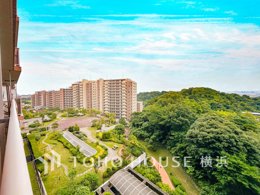 開放感があり、遮るものもなく気持ちのいい景色が広がります。お部屋にも爽やかな風と暖かく柔らかな日差しが差し込み、毎日の暮らしを豊かに彩ります。