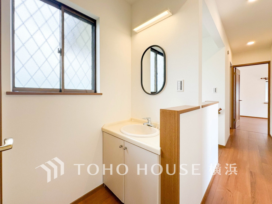 居室が集まる2階にも洗面台を設置しています。