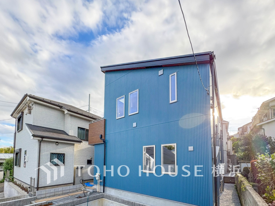 堂々たる趣ながら、主張し過ぎずどこか余裕を感じさせるシャープなフォルムで佇む邸宅は、晴天の空と照らし合わせる事で、本来あるべき完成形の姿を見せてくれます。