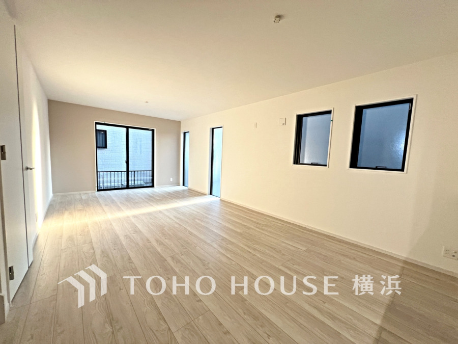 明るい自然光が差し込む広々リビング。シンプルな内装で家具配置も自由自在な快適空間です。