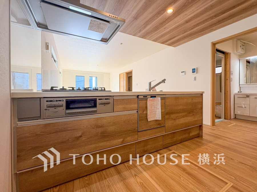 誰もが使いやすいデザインにこだわったキッチン。プライベートスペースを彩るインテリアとしての美と、快適な日常を支える機能性と強さがひとつになったキッチンです。