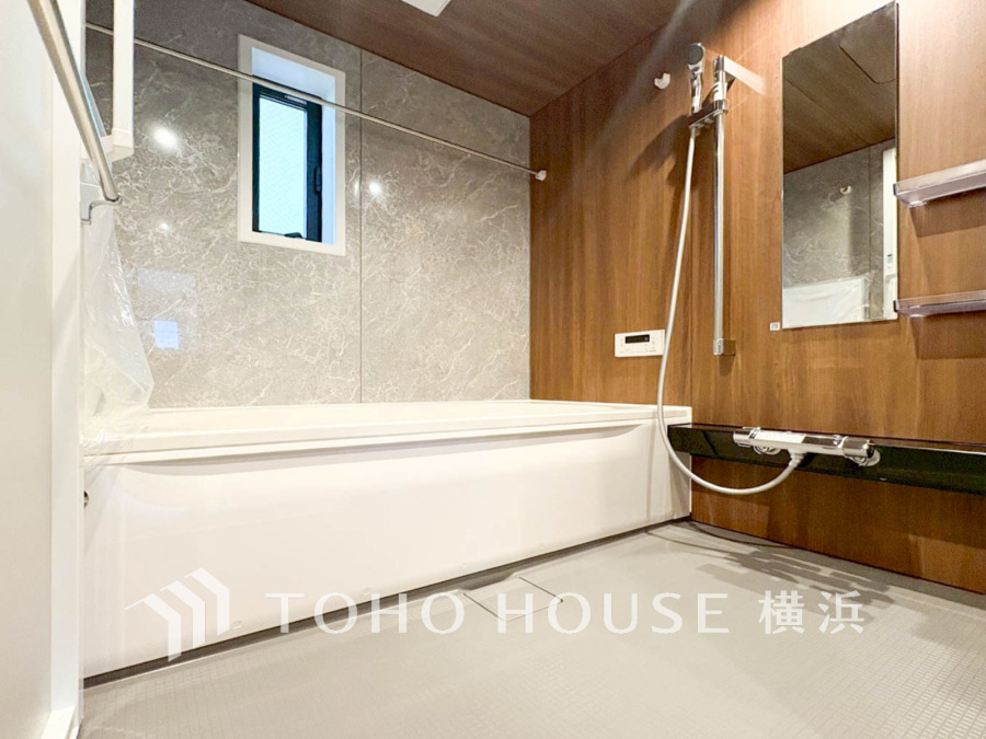 ゆったりとした大き目の浴槽が嬉しい。毎日の疲れを取る癒しの場所だからこそこだわった空間です。リラックスできる優しいカラーで、時を忘れるほどのんびりできる空間に。