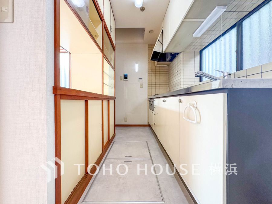 使い勝手の良い設備のキッチンで効率よくお料理もできます。食する料理に家族が舌鼓を打ち自然と笑いが絶えない空気感がそこに広がります。自慢の腕をふるってください。