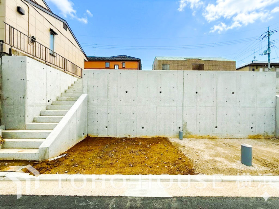【2026年4月撮影】商業施設が揃う駅前でショッピング、翠潤う公園は憩いのスペース。多彩な表情を見せるスポットが混在するエリアは、何気ない日常をより豊かなものへと誘います。