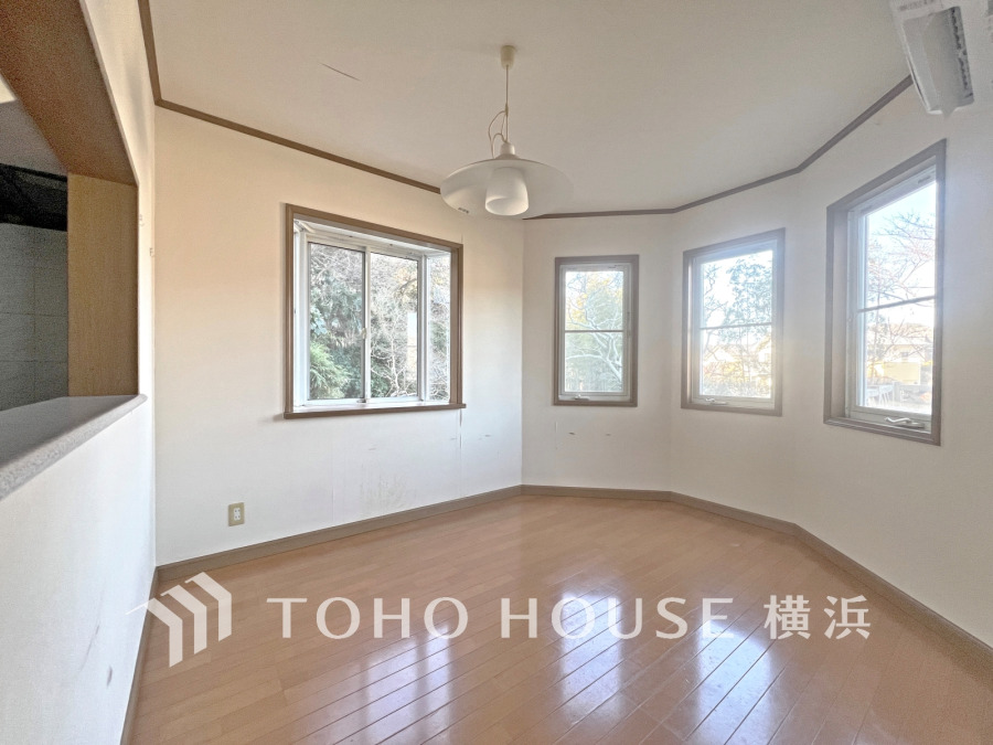 多面採光で明るく開放的なリビング。自然の景色を楽しみながら、ゆったりとくつろげる空間です。