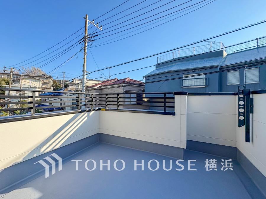 陽当たり良好なバルコニー。開放感あふれる空間で、ゆったりとした時間を楽しめます。