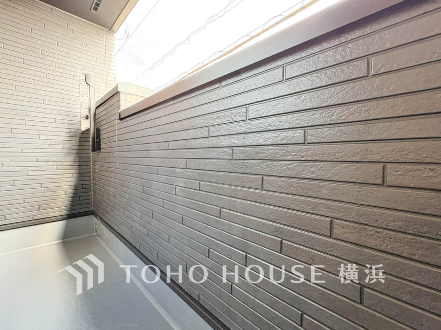 広いバルコニーは、暮らしの中での光と風を演出してくれています。見事なまでの開放的な空間をお楽しみください。