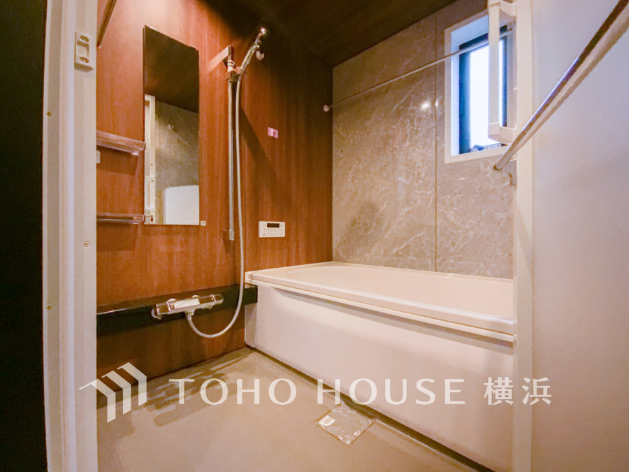 快適な使い心地とゆとりある空間が1日の疲れを解きほぐすバスルーム。空間も浴槽もゆったりのびのび使えるゆとり設計。広く感じるゆとり設計で快適なリラックスタイムを過ごせます。