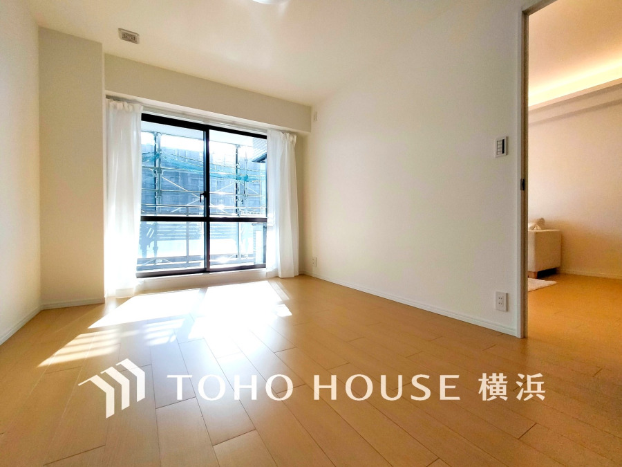 バルコニーに面した明るい洋室。穏やかな陽射しが、ゆったりとした寛ぎの時間を包みます。
