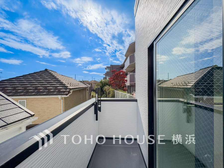 広いバルコニーは、暮らしの中での光と風を演出してくれています。見事なまでの開放的な空間をお楽しみください。