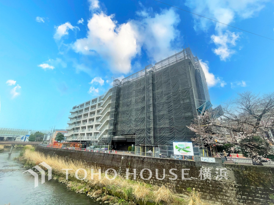 【2026年3月撮影】駅徒歩1分！帷子川沿いのリバーサイドのマンション。時間のゆとりと空間、爽やかな陽光がもたらす光と風を贅沢なまでに感じる暮らしが始まります。