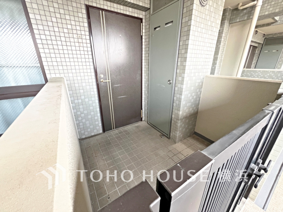 プライバシーを確保できる専用ポーチ付きの玄関。