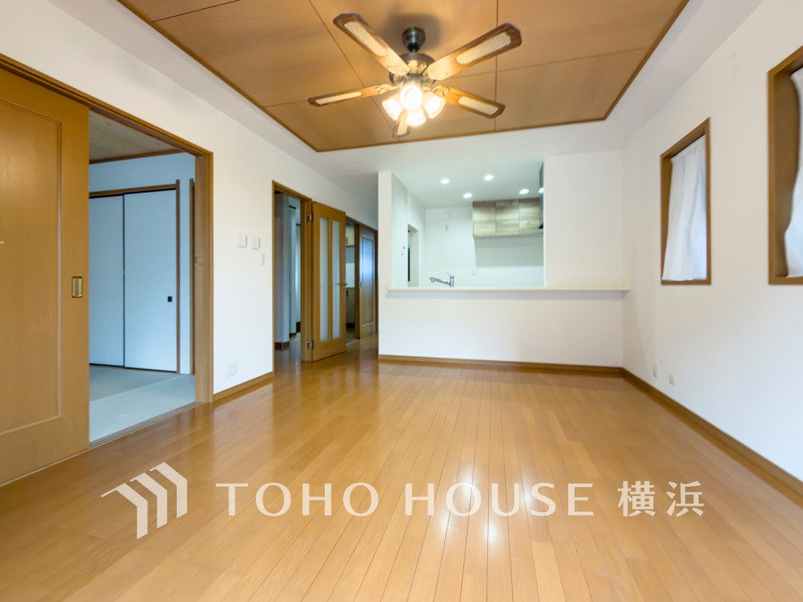 柔らかな色合いのフローリングと清潔感の溢れるクロスが明るい空間を創り出しているリビングダイニング。憩いの場に相応しく、ここで楽しむ家族の時間が絆をより深めてくれそうです。