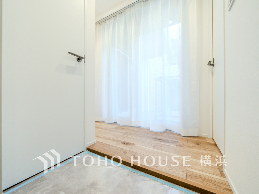 バルコニーから陽光が降り注ぐ明るい玄関ホール。収納力のあるシューズインクローゼットを完備。