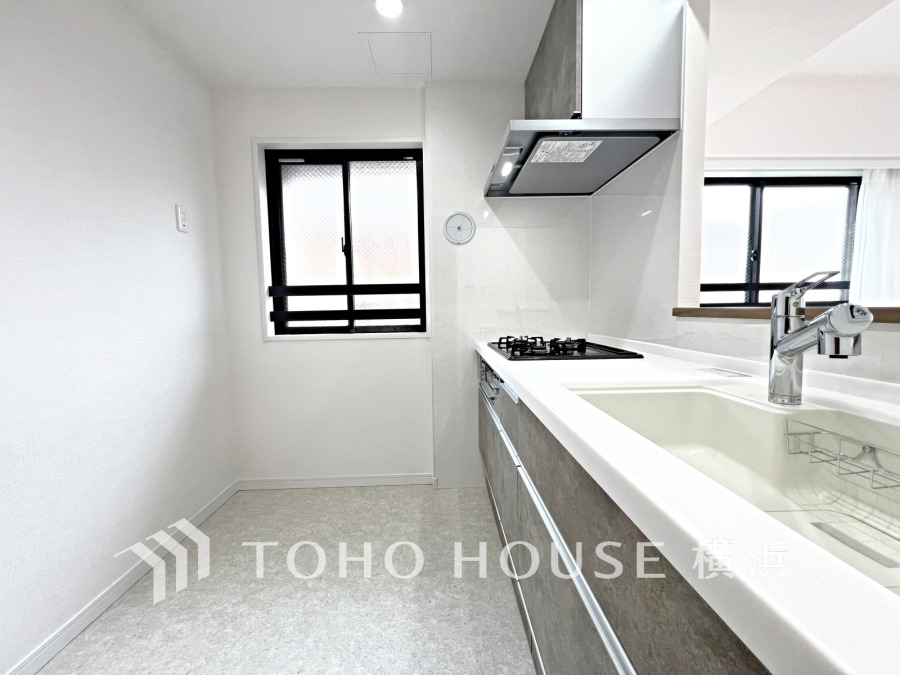 対面キッチンの裏には大型の冷蔵庫や家具を配置しても充分な広さを確保しております。
