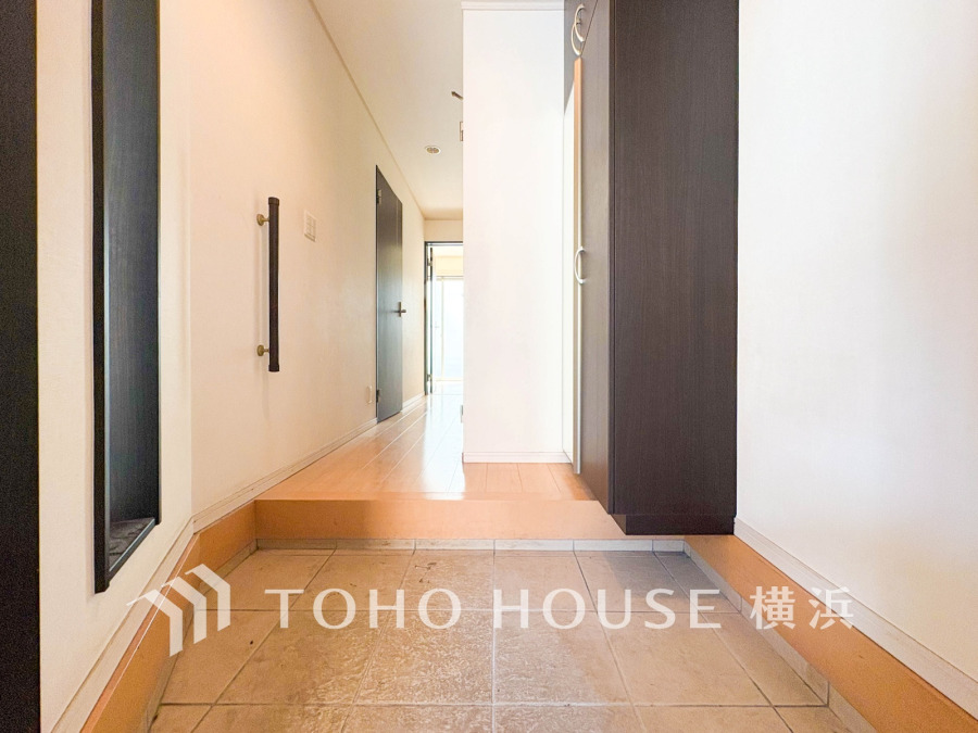 広々とした玄関は収納力のあるシューズボックス付きで、使いやすさと清潔感を両立した空間です。