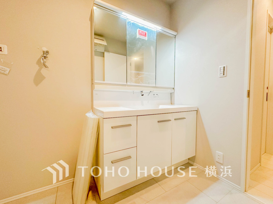 十分な大きさの洗面台は収納もさる事ながら、身だしなみチェックや歯磨きなど、朝の慌ただしい時間でもホテルライクなスペースで余裕とゆとりを感じて頂けます。