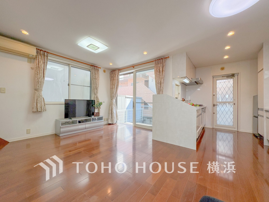 柔らかな色合いのフローリングと清潔感の溢れるクロスが明るい空間を創り出しているリビングダイニング。