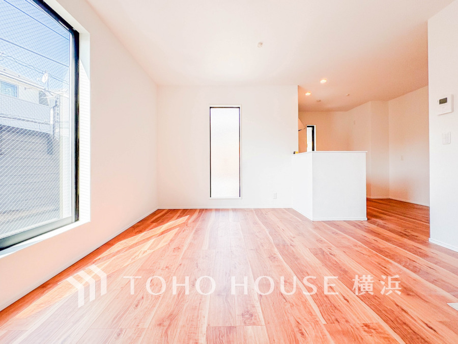 家族と過ごすひと時を溢れる光が優しく包み込むリビングダイニング。家族とともに、心穏やかに過ごすひととき。家族との時間、自分の時間を大切にできる空間がここにあります。