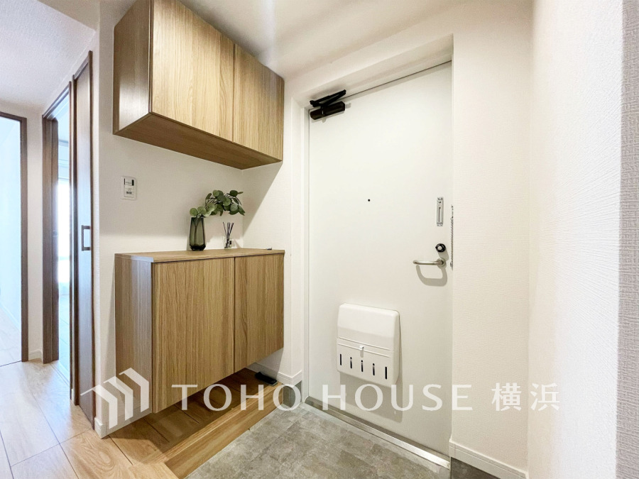 落ち着いた色を基調としていて、上質感のある玄関スペースです。
