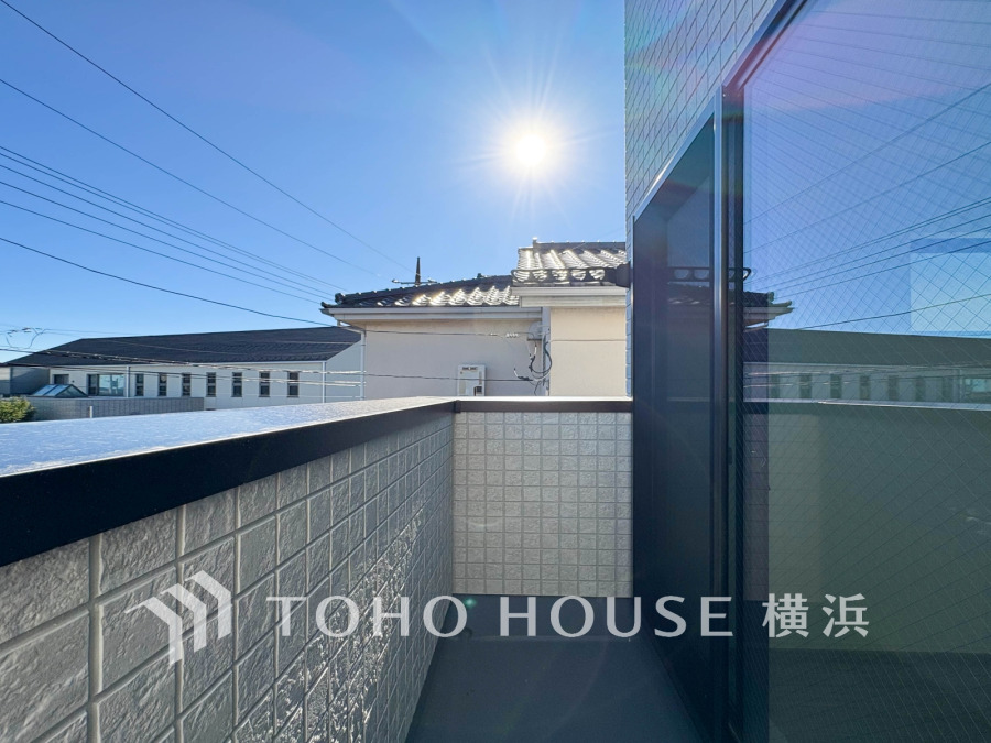 陽光が差し込む開放的なバルコニー。静かな住宅街を望み、心地よい風を感じられる寛ぎの空間です。