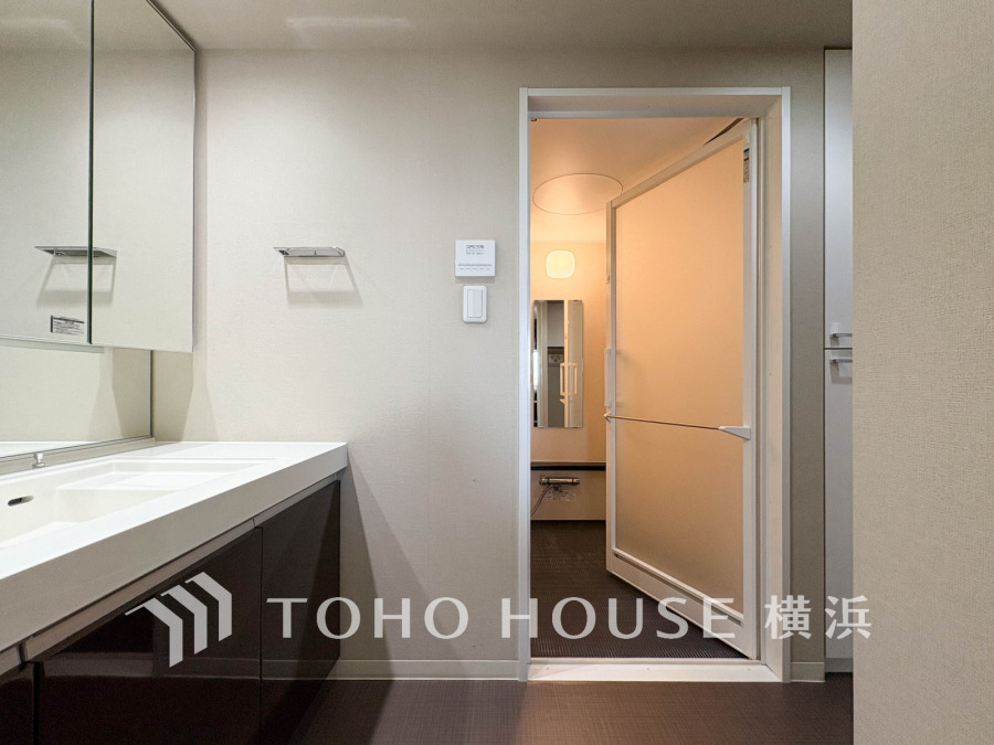 ご家族の1日が始まり、1日の終わりを締めくくる洗面空間。洗濯機を配置しても十分なスペースを確保した設計となっております。