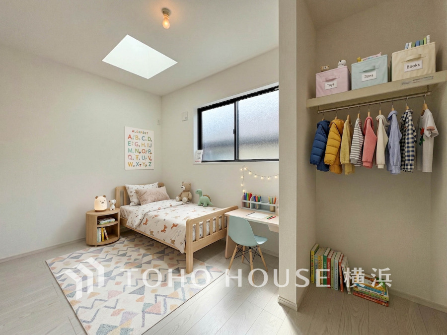 忙しい毎日に、心と時間のゆとりをもたらす場所。環境の良い場所にセンス良く暮らしたい、こだわりの室内には至福のシーンが繰り広げられます。（家具・装飾品はAI加工です）